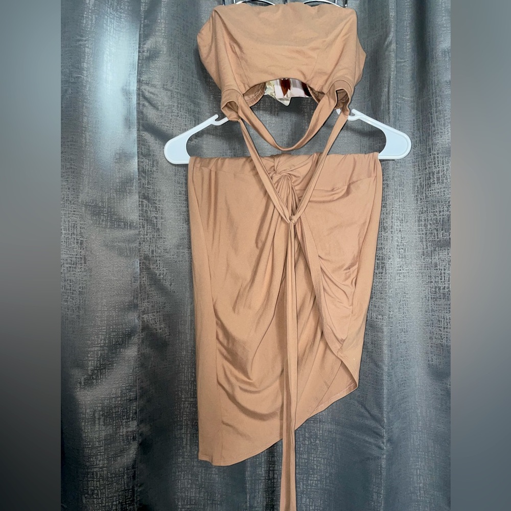 A light brown 2 piece strap less tube top with semi long skirt with side split🤎